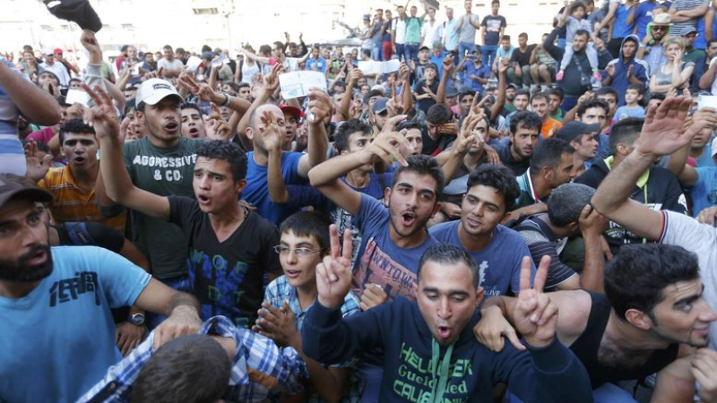 Министър алармира: 4 милиона бежанци тръгват от Турция към Европа 