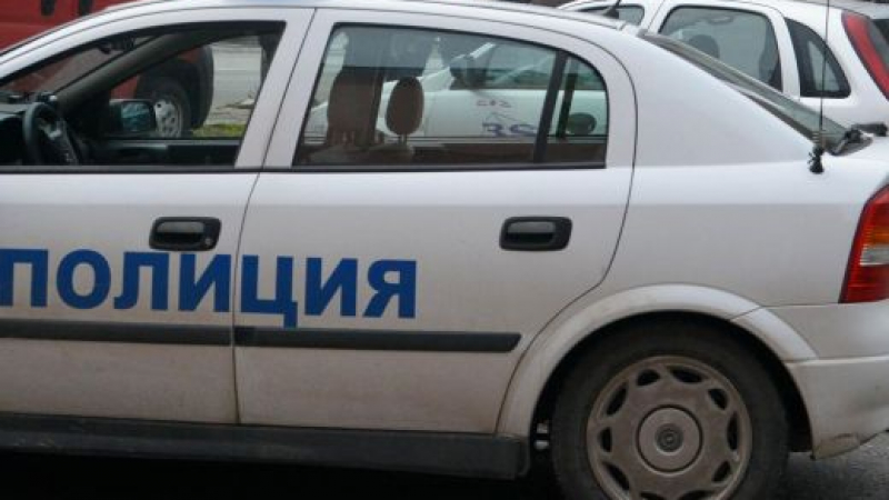 Екшън и полицейска блокада край Созопол! Спипаха бежанци, натъпкани в БМВ 