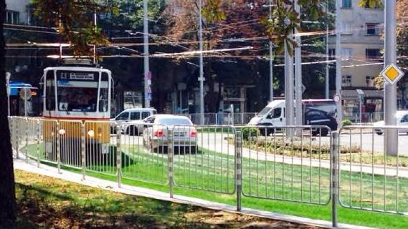 Наглостта на този шофьор мина всякакви граници! Джигит гази зелените релси в София (СНИМКА)