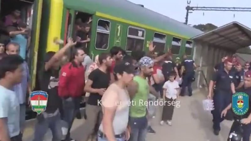 Бежанци изхвърлят предложената им храна и вода в Унгария(ВИДЕО)