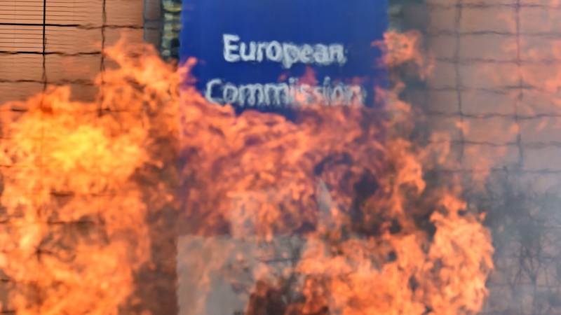 Клади пламнаха пред сградата на ЕК, 1000 полицаи на крак зад бодлива тел (СНИМКИ/ВИДЕО)