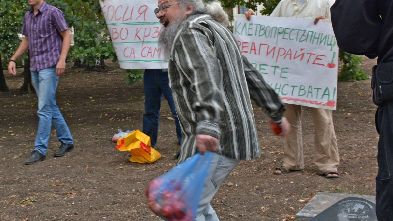 Адвокат Диньо Бозаджиев пред БЛИЦ: Босия и още двама остават в ареста за 24 часа заради томатината 
