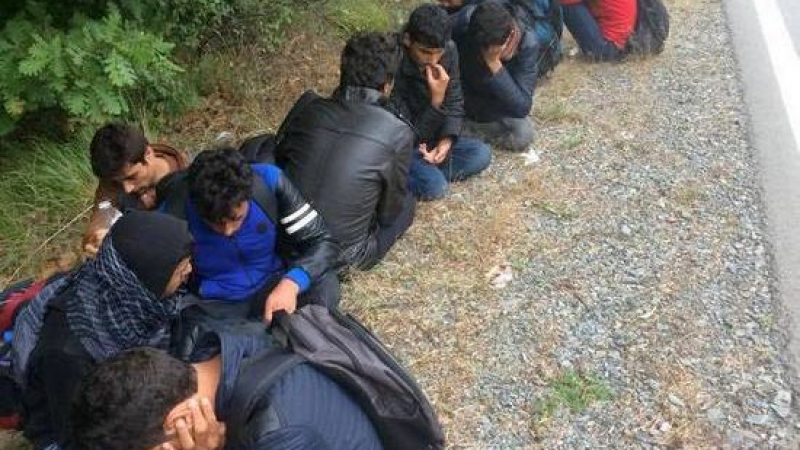 Пак! Над 30 бежанци задържани край Бургас, много от тях са деца