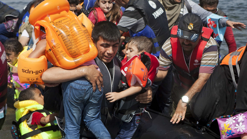 Стотици мигранти бедстват в Средиземно море