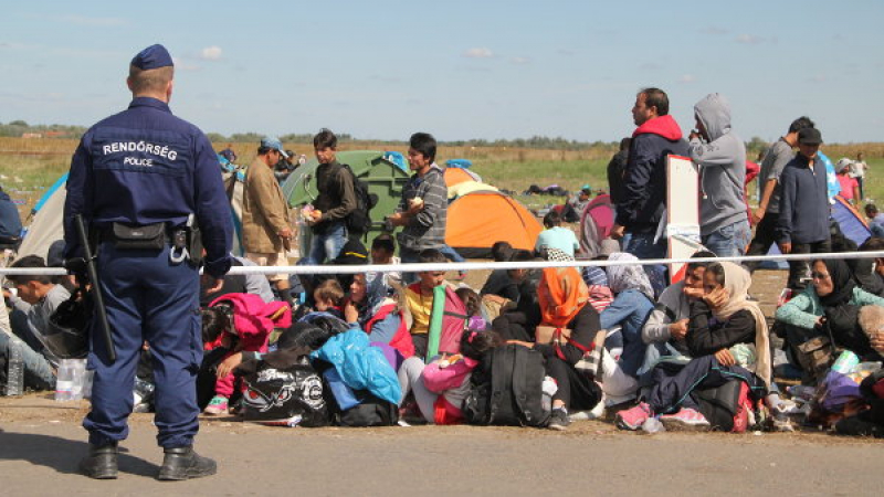Унгарски министър: Лъжем бежанците, че се радваме да ги видим