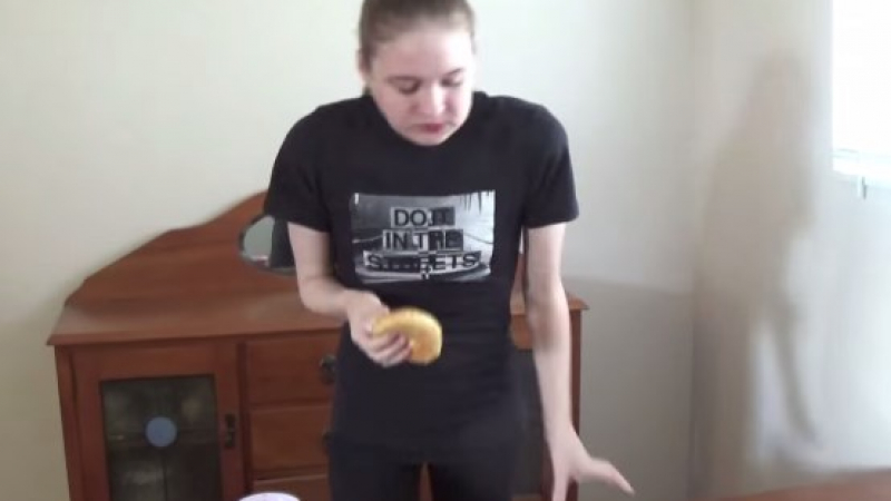 Сладко момиче погълна 20 чизбургера за 16 минути заради бас (ВИДЕО)  
