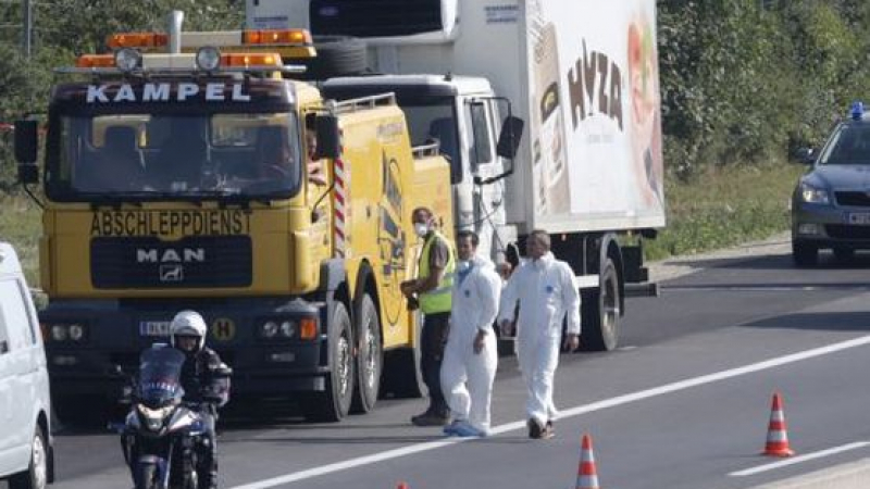 Нов камион-ковчег: Извадиха 42-ма бежанци от фризер в Австрия 
