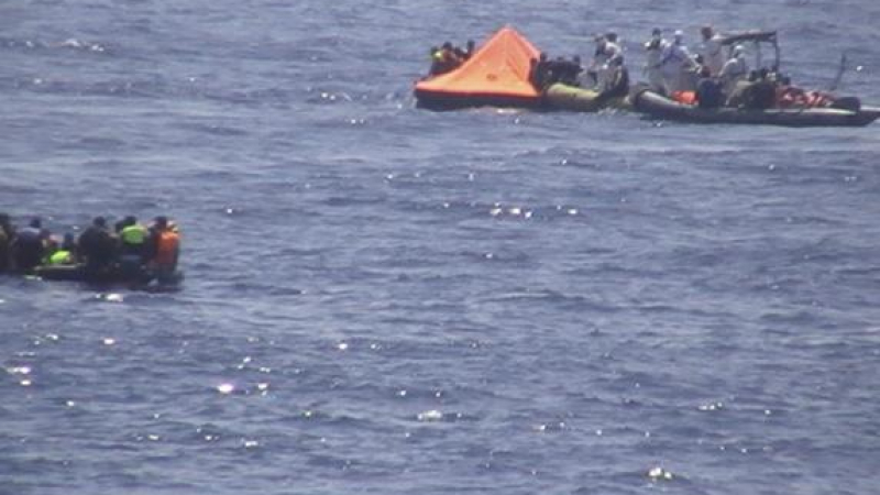 Лодка със 100 бежанци се обърна край гръцки остров, десет се удавиха  
