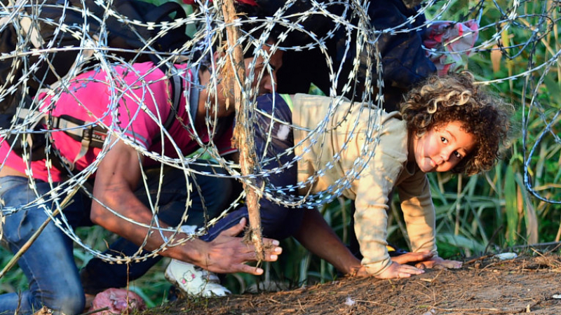Агресивен пробив: Бежанци късат телените заграждения на унгарската граница
