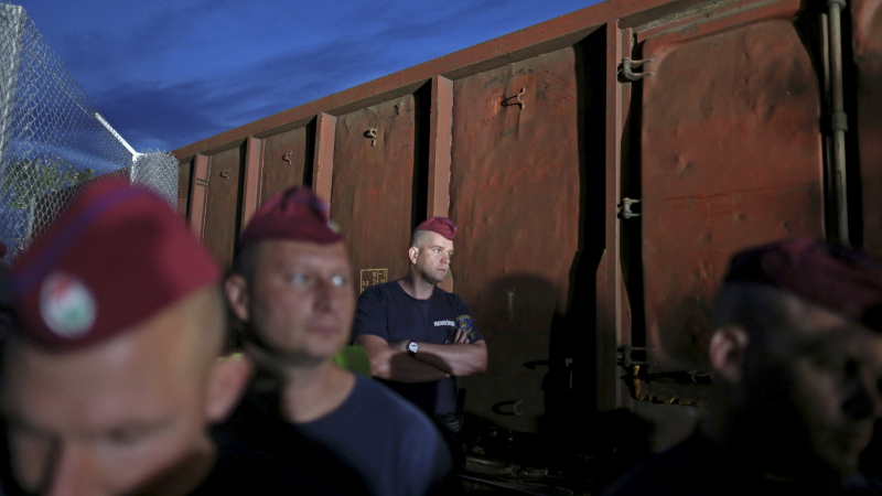 Унгарски полицаи пробваха да запушат с вагон бежански проход на сръбската граница 