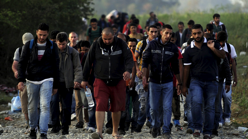 Свидетел на нашествието: Бежанците по пътя от Турция към България скачат по колите! 