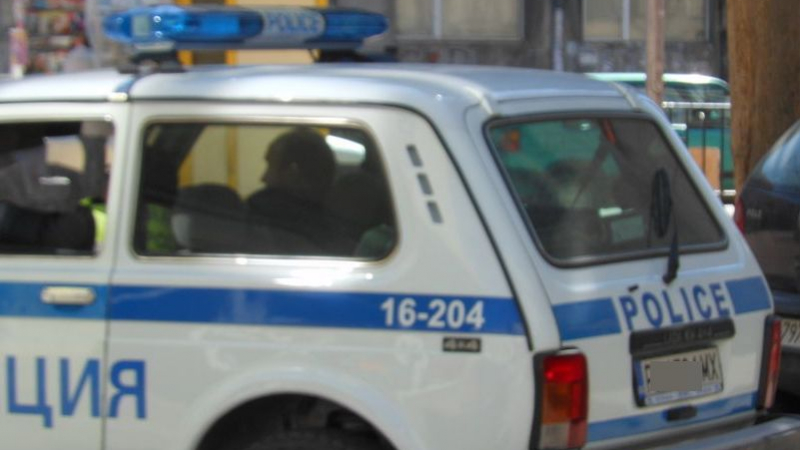 Полицаи припадат, викат линейка пред РУП - Асеновград
