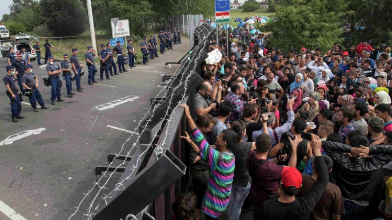 Напрежението ескалира! Мигранти и полиция се спречкаха на сръбско-хърватската граница