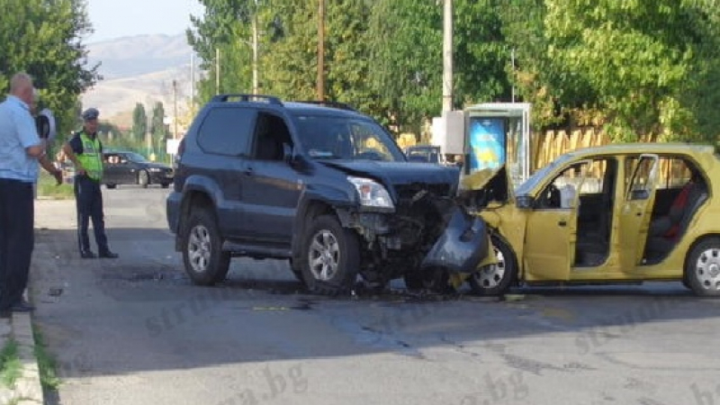 Бивш таксиметров шофьор загинал в касапницата на пътя в Дупница (СНИМКИ)