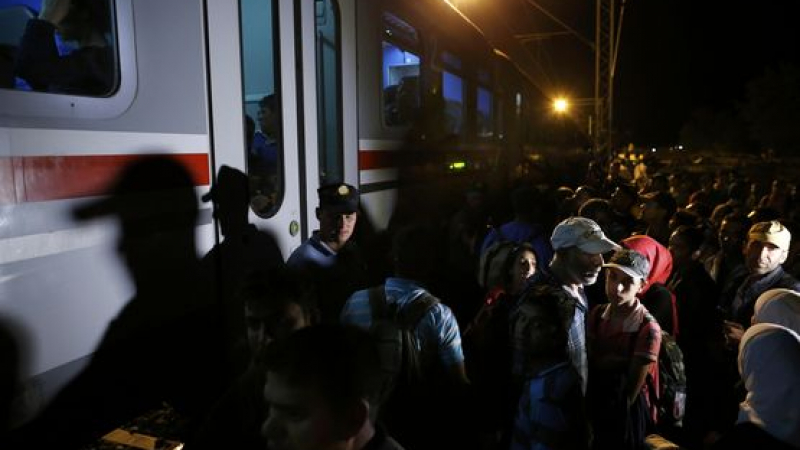 Словения спря влак с 200 бежанци на границата с Хърватия