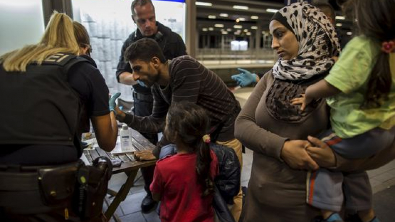 Броят на бежанците в Германия удря рекорд през септември