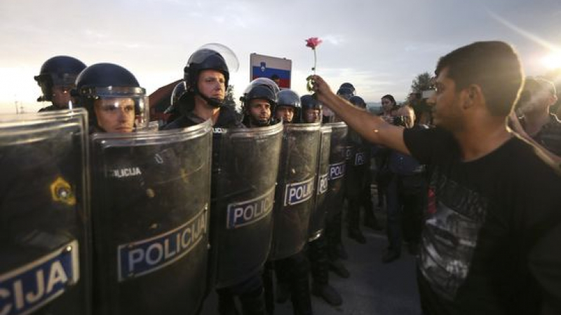 Словенската полиция разплака бежанците