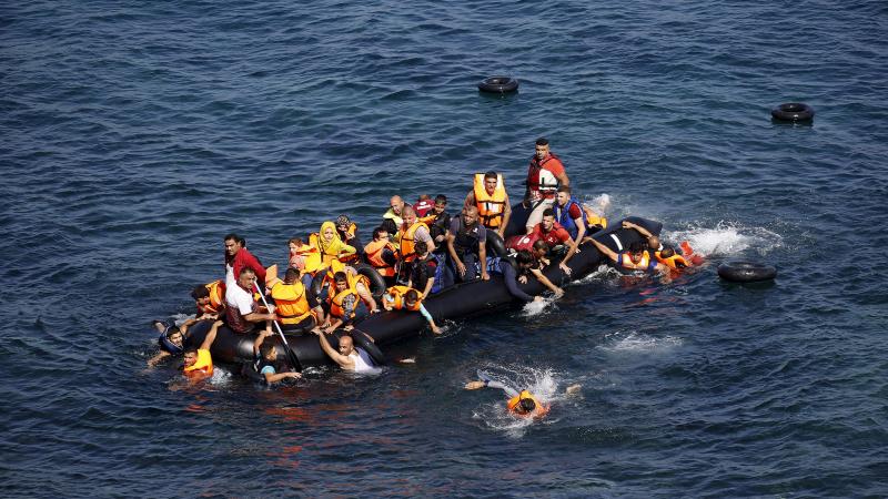 Страшна буря връхлита Лесбос, десетки имигранти в гумени лодки са в опасност