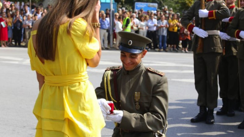 Вълнуващо: Млад офицер предложи брак на площада в Деня на независимостта (СНИМКИ)