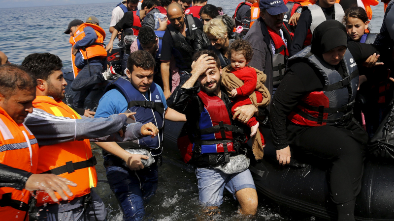 Конспиративни теории: Кой завихри цунамито с бежанците?