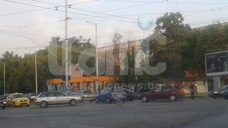 Огромно задръстване в Пловдив, камион събори тролейбусни жици на възлов булевард (СНИМКИ)