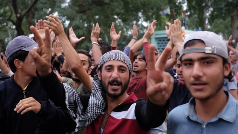 Неформално: Германия призова Атина „да си държи” бежанците