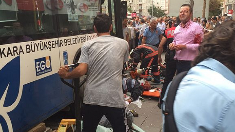 Касапница в Анкара: автобус строши спирка, смачка 8 коли и уби 12 невинни (СНИМКИ/ВИДЕО)