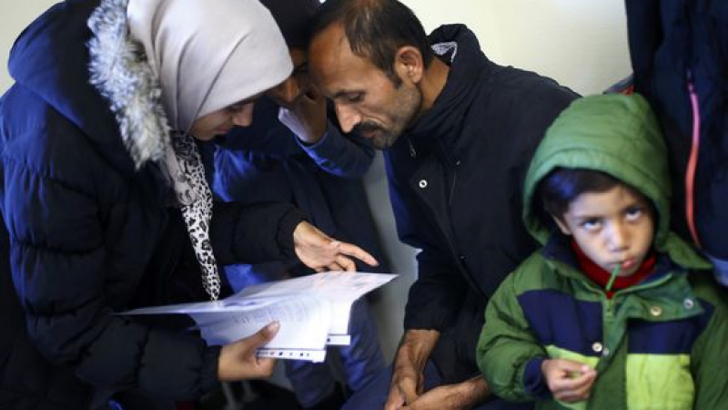 Германия интегрира бежанците с конституция на арабски