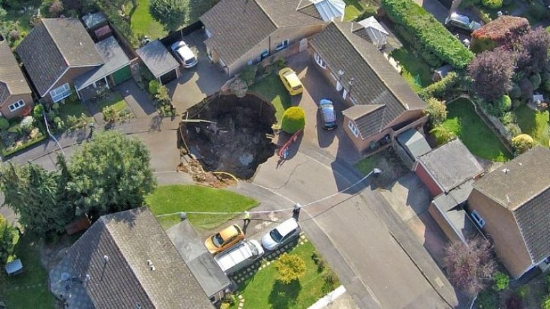 Широка 20 метра дупка поглъща домове във Великобритания (СНИМКИ/ВИДЕО)