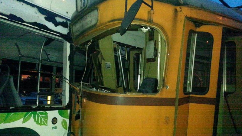 Разследване: И двамата шофьори са виновни за сблъсъка между трамвай и автобус