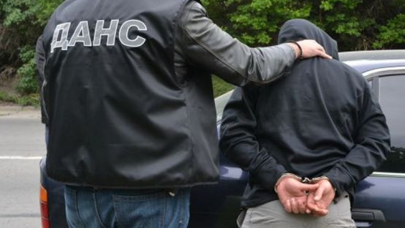 Арестуваха служител на ДАНС, изнасял секретна информация