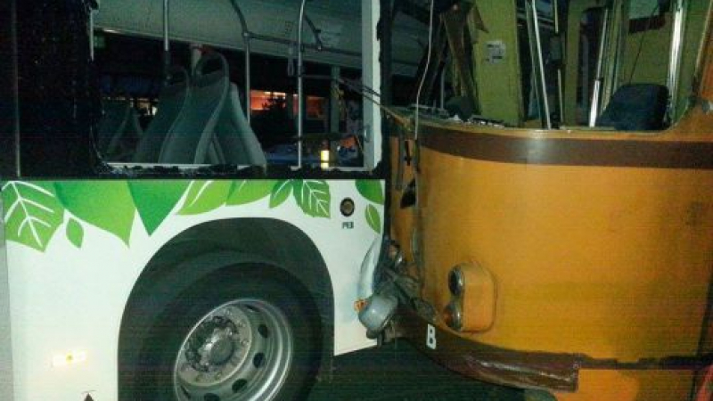 Ватман и шофьор си прехвърлят вината за тежката катастрофа между трамвай и автобус