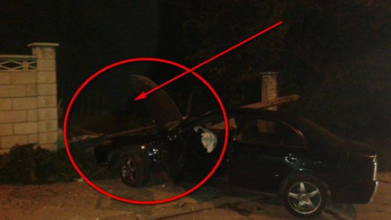 Шок и ужас във Варна: Мъж влетя с колата си в къща (СНИМКИ)