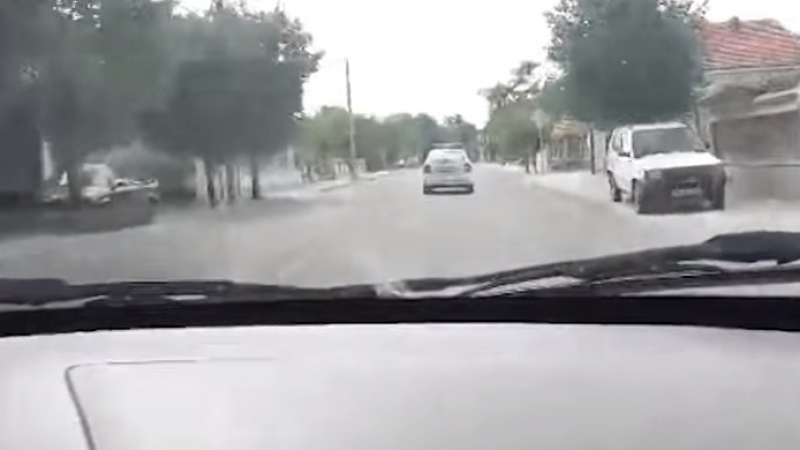 Патрулка хвърчи по главен булевард в Раковски без видима причина! (ВИДЕО)
