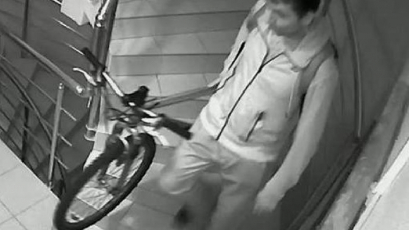 Нагъл крадец отмъква колело в центъра на Бургас, познавате ли го? (СНИМКИ/ВИДЕО)