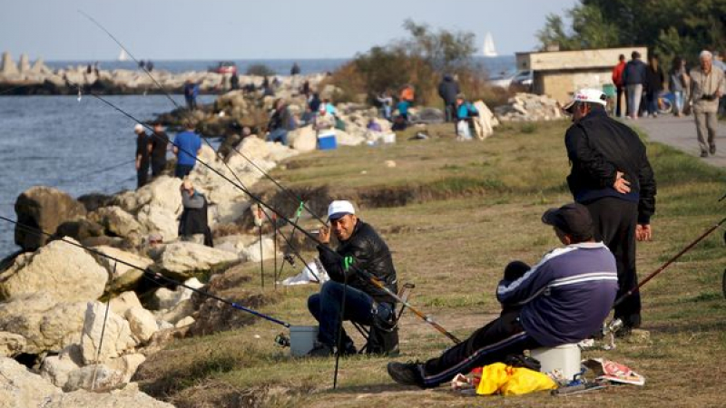 Пасажи илария изкараха риболовците във Варна (СНИМКИ)