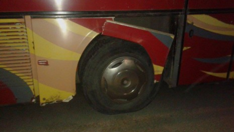 Автобус с пътници спука гума, а после последва нещо невероятно