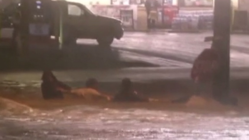 Ужасяващи кадри от потопа в Южна Каролина (ВИДЕО)