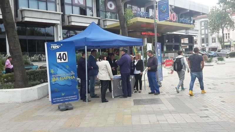 Кандидати на ГЕРБ за районни кметове и общински съветници организираха изнесена приемна в центъра на Варна