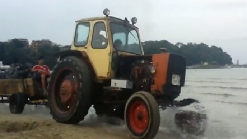 Трактор с две каруци хвърчи с пълна газ по български плаж (ВИДЕО)