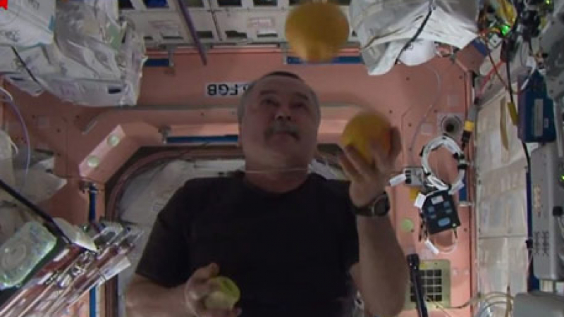 Вижте как се забавляват космонавтите от МКС в безтегловност (ВИДЕО)