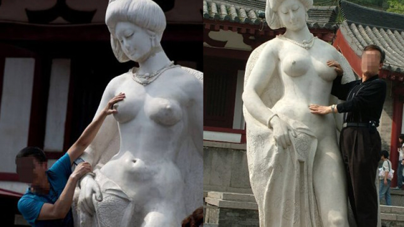 Помолиха китайските туристи да оставят на мира гърдите на статуя