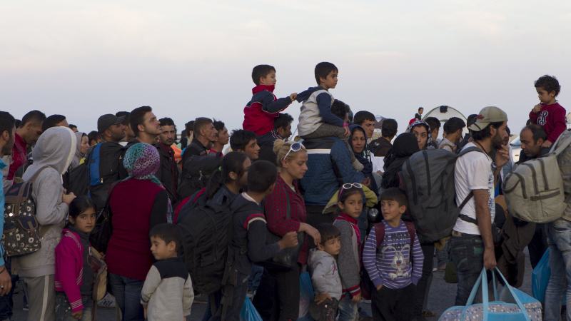 Ново нашествие в Гърция! 6000 бежанци окупираха Лесбос за 2 часа 