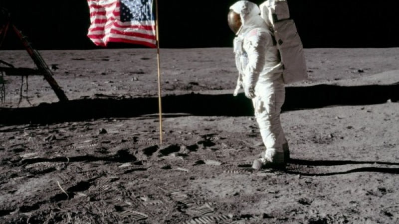 Най-голямата мистерия: Армстронг срещнал извънземни на Луната!