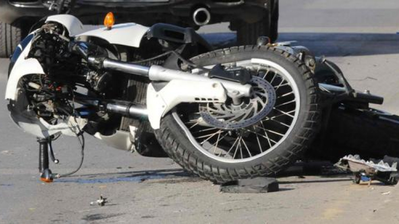 Кола на петричката болница отнесе мотоциклетист без книжка 
