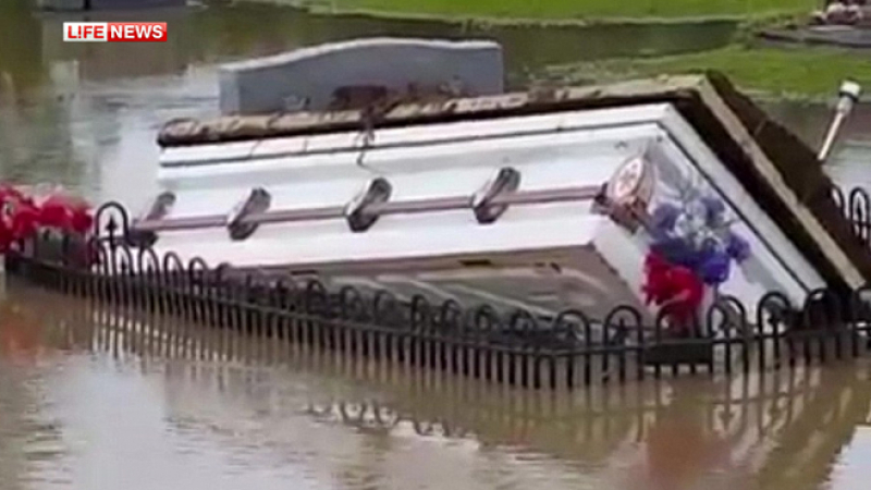 Потопът в Южна Каролина изкара ковчези с покойници от гробовете (СНИМКИ)