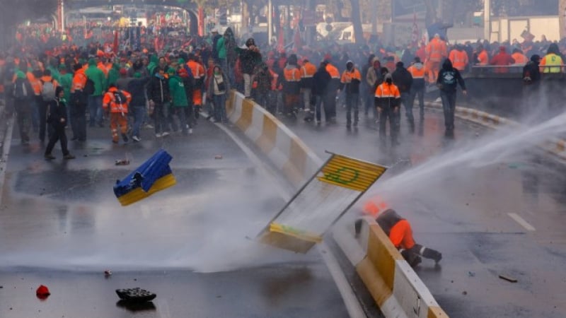 Белгийски докери се сбиха с полицията по време на протест (ВИДЕО)