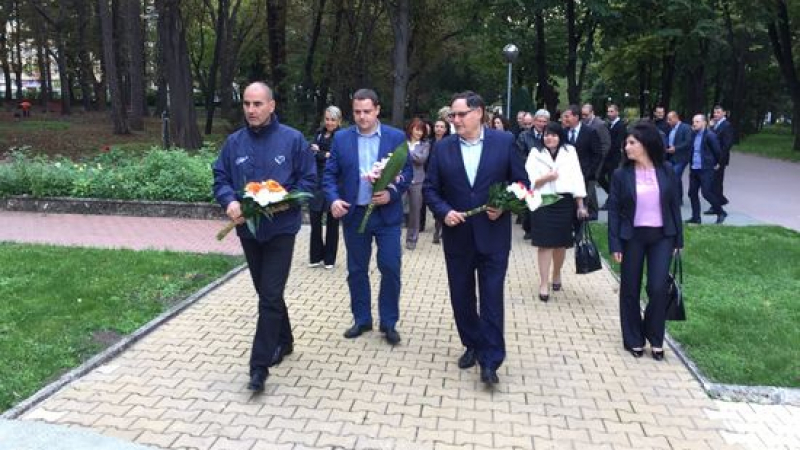 Цветанов и кандидатът на ГЕРБ за кмет на Шумен поднесоха цветя пред паметника на Тодор Колев 