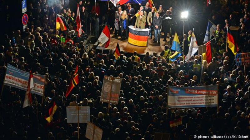 8000 поискаха оставката на Меркел на протест в Германия (СНИМКИ)