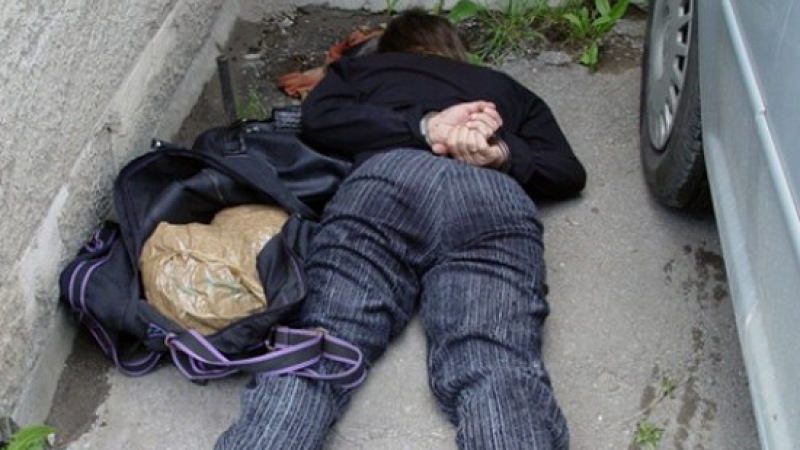 Закопчаха наркодилър, докато се разхожда с гаджето в центъра на Бургас